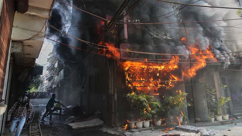 দিল্লিতে হোটেলে ভয়াবহ অগ্নিকাণ্ড: চিকিৎসাধীন বাংলাদেশি নারীর মৃত্যু