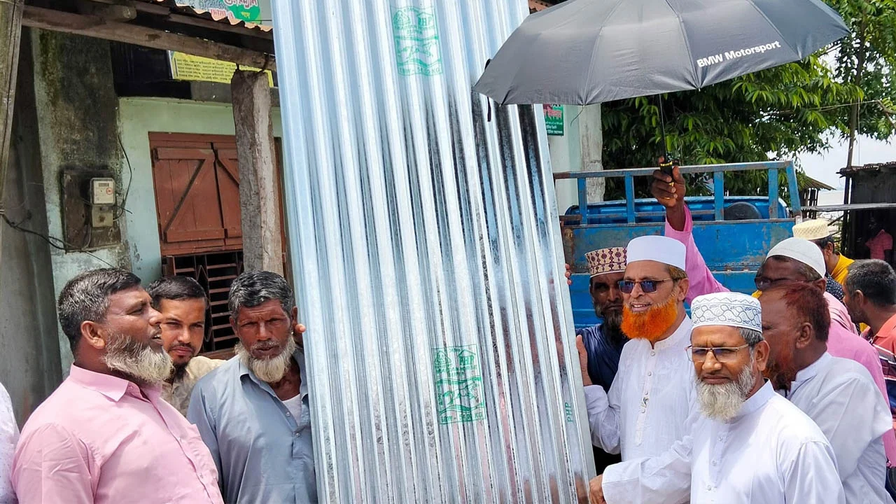 কামারজানিতে দুস্থদের মাঝে ঢেউটিন বিতরণ করলেন জামায়াত এমপি