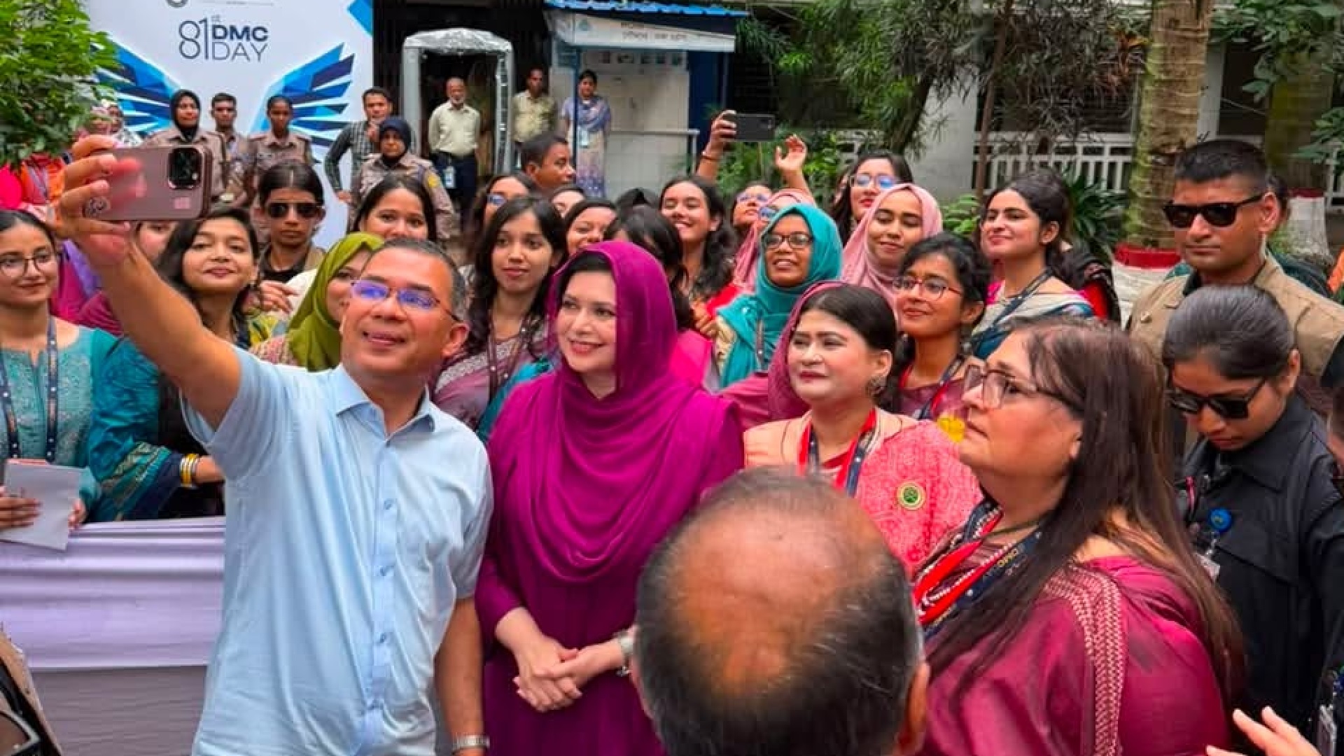 ঢামেকের ৮০ বছরপূর্তি অনুষ্ঠানে প্রধানমন্ত্রী, তুললেন সেলফি