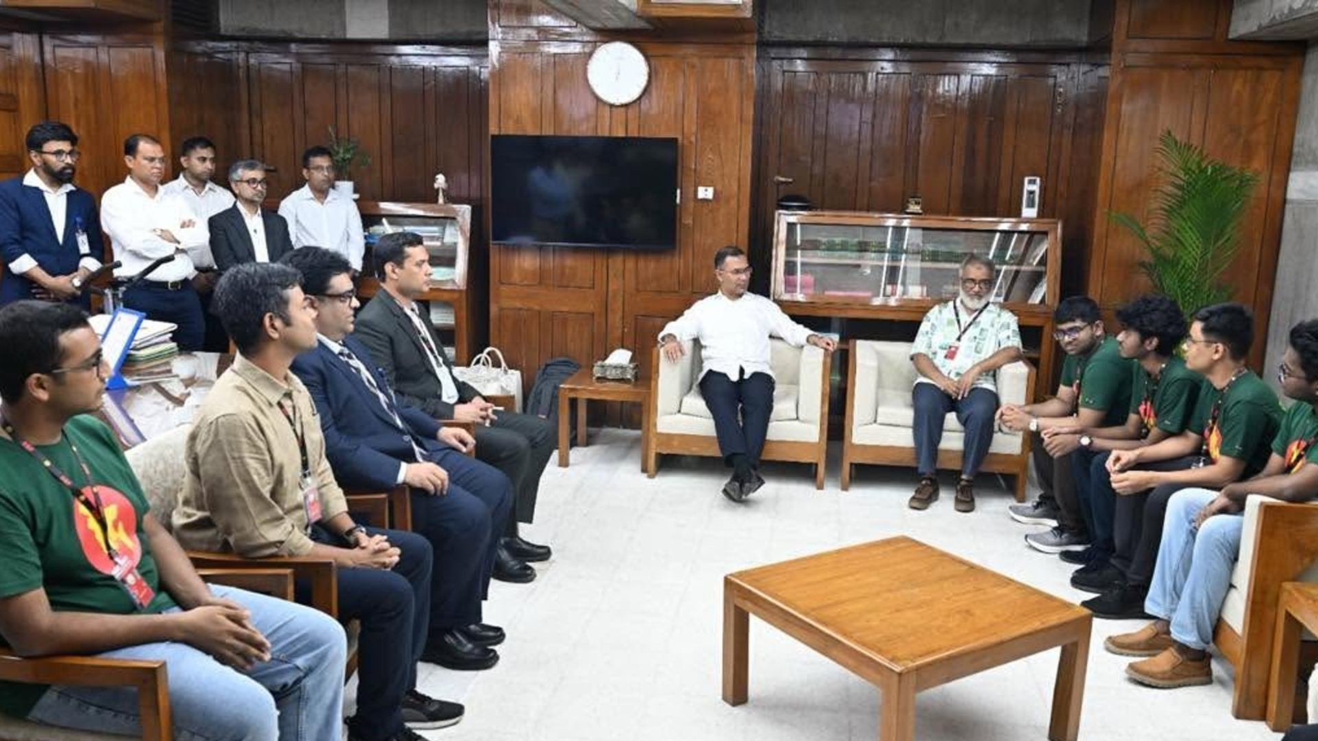 প্রধানমন্ত্রীর সঙ্গে ইন্টারন্যাশনাল অলিম্পিয়াড অ্যাসোসিয়েশনের স্বর্ণপদকজয়ী শিক্ষার্থীদের সাক্ষাৎ